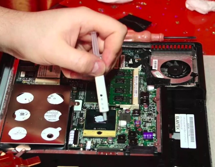 Чистка ноутбука от пыли и замена термопасты Чистка ноутбука от пыли и замена термопасты Сухаревская метро Москвы